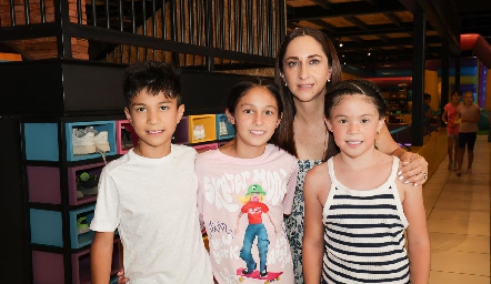  Genoveva Flores con sus hijos Diego, Marijó y Emilia Hernández.