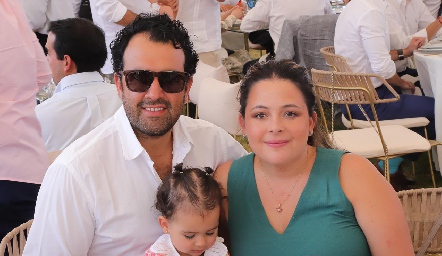  Mauricio Romo y Susana Lozano con su hija Alena.