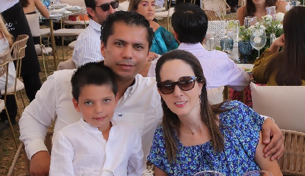  Luis Alvarado y Mariana Candia con su hijo Luis.