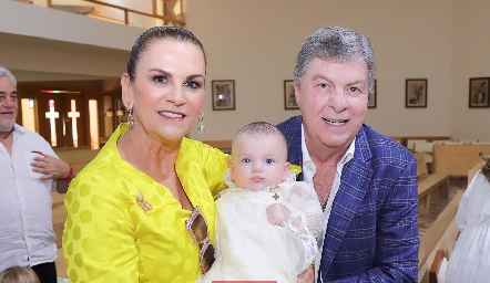  Raquel y Juan Carlos Valladares con su nieto Mateo.