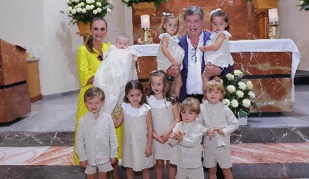  Raquel y Juan Carlos Valladares con sus nietos.