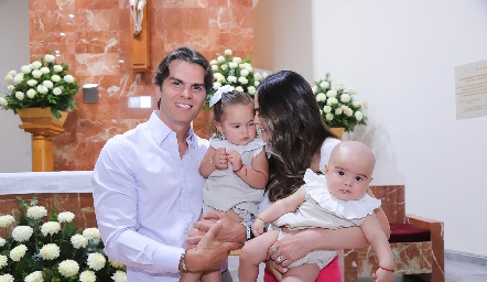  Juan Carlos Valladares y Ximena Navarrete con sus hijos Ximena y Juan Carlos.