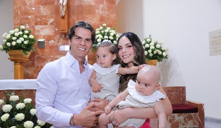  Juan Carlos Valladares y Ximena Navarrete con sus hijos Ximena y Juan Carlos.