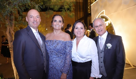  Los papás de los novios, Carlos González, Gabriela Villanueva, Claudia Álvarez y Jorge Aldrett.