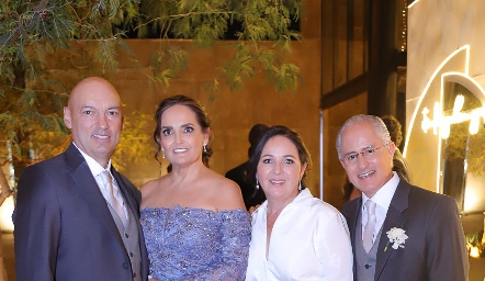  Carlos González, Gabriela Villanueva, Claudia Álvarez y Jorge Aldrett, papás de los novios.