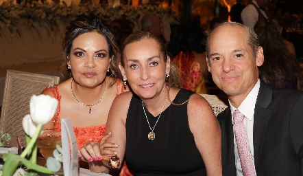  Kikis Fernández, Claudia Martí y Luis González.