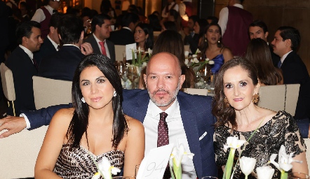  Elsa López, Alejandro Villanueva y Norma Villanueva.