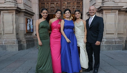  Martha Aldrett y Héctor Navarro con sus hijas Daniela, María e Isabella.