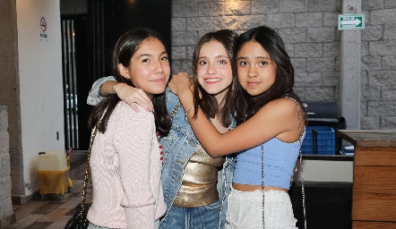  Camila Bustamante, Valentina Cabrera, y Natalia Martinez.