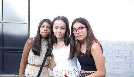  Romina, Andrea y Regina.