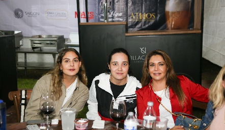  Isabella Castelo, Mariana Acebo y Alejandra Pérez.