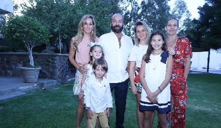  Oscar Torres Corzo con sus hijas María, Monse y Marcela y sus nietos María Inés, Santiago y Alexia.