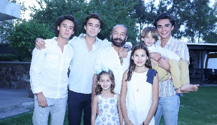  Oscar Torres Corzo con sus nietos Juan Pablo, Oscar, María Inés, Alexia, Santiago y Jaime.