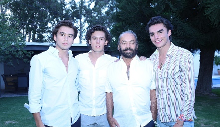  Oscar Torres Corzo con sus nietos Oscar, Juan Pablo y Jaime Ruiz.