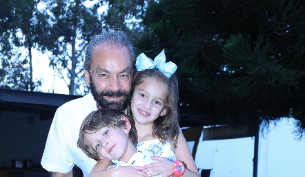  Oscar Torres Corzo con sus nietos María Inés y Santiago.