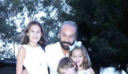  Oscar Torres Corzo  con sus nietos Alexia, María Inés y Santiago.