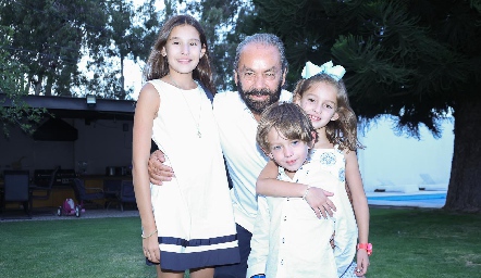  Oscar Torres Corzo  con sus nietos Alexia, María Inés y Santiago.