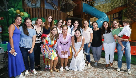  Dora Díaz con sus amigas.