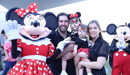  Alejandro Zamanillo y Gaby Alvarado con sus hijas Alessa y Emilia.