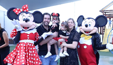  Alejandro Zamanillo y Gaby Alvarado con sus hijas Alessa y Emilia.