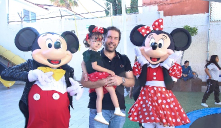  Alejandro Zamanillo con su hija Alessa, Micky y Minnie.