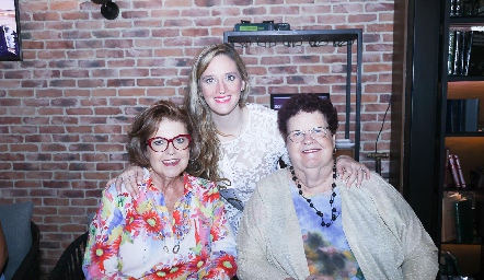  Tere Pizzuto, Paulina Gómez y Ágata Pizzuto.