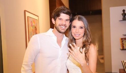  José Antonio Hernández e Isa Gaviño se comprometieron en matrimonio.