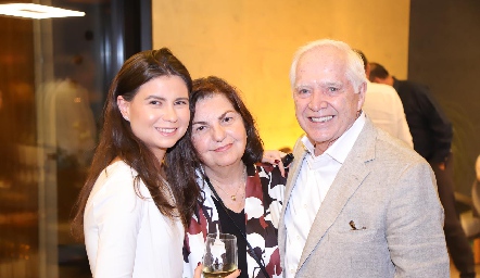  María Paula Navarro, Rosa María Valladares y Ronald Dickins.