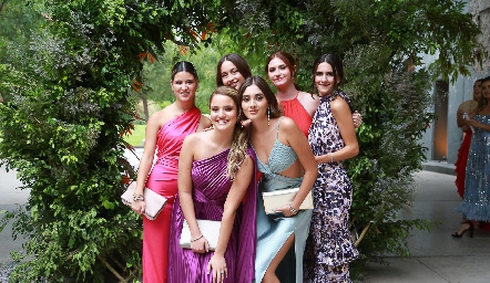Ilse Siller con sus amigas.