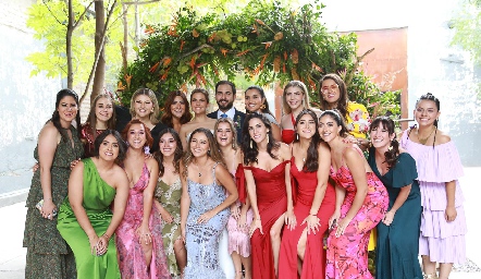  Los novios con las amigas de Vale.