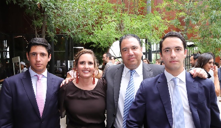  Marcela Payán y Roberto Silva con sus hijos Marcelo y Roberto.