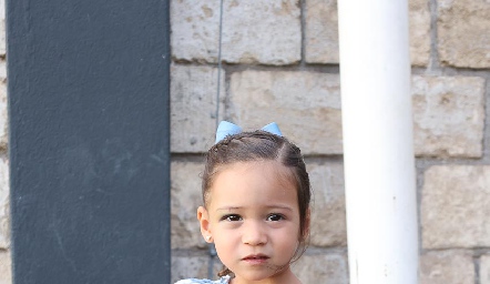  Lourdes César.