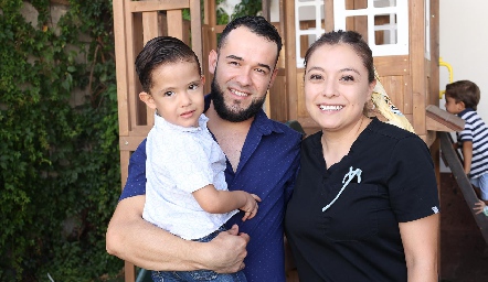  Ángel y Andrea con su hijo Eduardo.