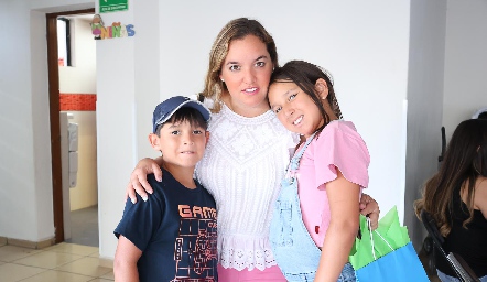  Alejandra Gutiérrez con sus hijos Santiago y Valentina Orozco.