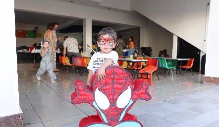  Sebastián y su piñata de Spiderman.