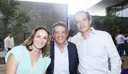  Erika Salazar, Manuel Rodríguez y Diego Salazar.