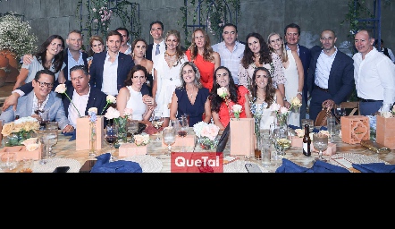 Lu López celebrando su cumpleaños con su esposo Rafael Lebrija y sus amigos.