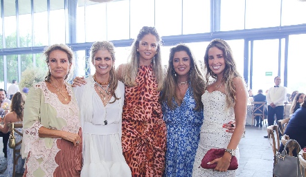  Lourdes Herrera de López con sus hijas Lu, María José, Sofía y Ana Paula.