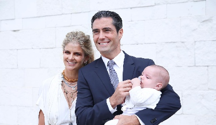  Lourdes López y Rafael Lebrija con su hijo Jero.