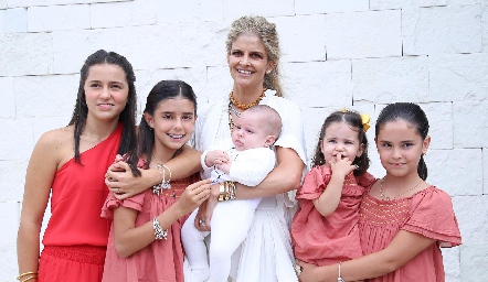  Lourdes López con sus hijos, Lourdes, Carlota, Jero, Rafaela y Xaviera.