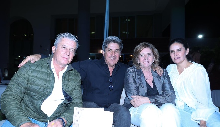  Jorge Gómez, Juan Carlos Navarro, Sofía Gómez y Claudia Martínez.