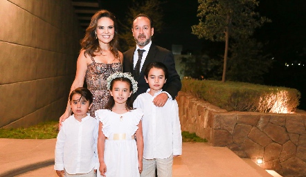   Juan Carlos Conde y Alejandra Alejandra Díaz de León con sus hijos Franco, Ale y Juanqui.