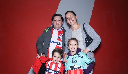  Carlos Fernández y Patricia Salazar con sus hijos Patricio y María Emilia.