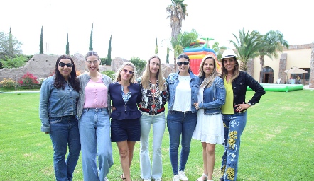  Maru Muñiz con sus amigas.