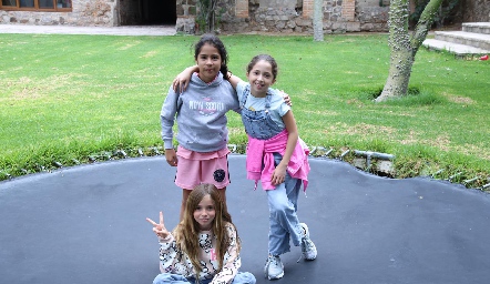  Ivanna, Carolina Navarro y María Claudia Rivera.