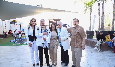 Doris Gandi, Alan Ríos, Conrad Ríos, Marisa Ríos, Consuelo Garza y Daniel Ríos.