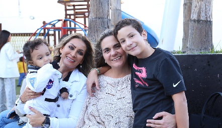  Doris Gandi, Conrad Ríos, Claudette y Santiago Villasana.