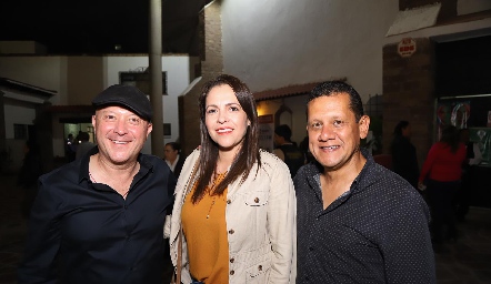 Jorge Lozano, Karina Castillo y Enrique Martínez.