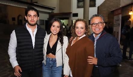  Juan Pablo Andrade, Valeria Ayala, Jovita y Jorge Ayala.