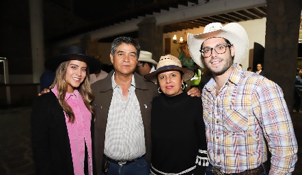  Brenda Rodríguez, Alejandro Rodríguez, Silvia Cuevas y Marco.